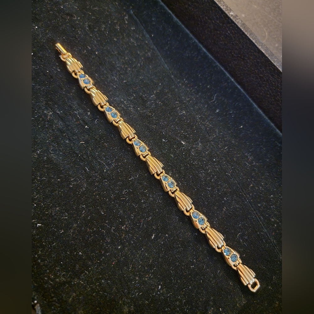EUC Swarovski Bracelet 7.5"